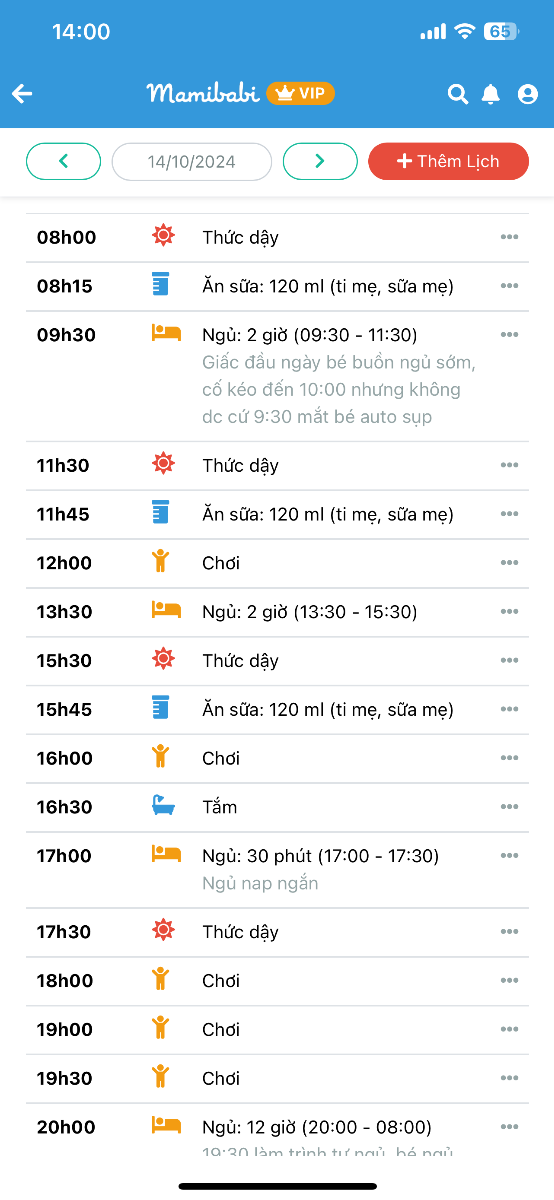 Mình up lịch sinh hoạt 14/10. Hầu như ngày nào bé cũng đều y vậy . Tổng thời gian và thức mình thấy cũng khá OK , lịch phù hợp với gia đình tiện chăm sóc bé và có ng cho bé ngủ. Cứ 2 tiếng ăn - chơi , 2 tiếng ngủ nhưng giấc đầu ngày bé lại đòi ngủ rất sớm, không cho ngủ thì gục trên tay luôn buộc phải đặt cho bé ngủ nên tổng thời lượng thức bé thức thiếu 30p. Nhờ A/C xem qua lịch này đã ổn chưa ? Có phù hợp với giai đoạn phát triển của bé không? Có nên điều chỉnh điểm nào không ạ? Xin cảm ơn