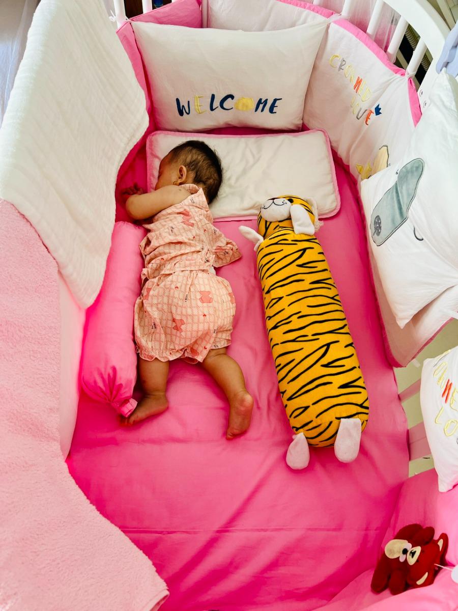 Chào chuyên gia,
Bé nhà mình từ lúc 6.5 tháng tuổi đến nay giấc ngủ ngày của bé bị capnap, bé chỉ ngủ có 30 phút đến 45 phút là dậy, từ 5.5 tháng đến 6 tháng tuổi thì bé ngủ trên võng cũng được 1.5h đến 2 giờ. Mà bây giờ thì ngủ rất ngắn.
1 tuần nay mình đổi môi trường ngủ cho bé, từ võng vào củi và đặt trong phòng ngủ, kéo rèm cửa xuống, bật máy lạnh nhẹ nhẹ thì bé ngủ được từ 1 tiếng đến 1.5 tiếng.
Có cách nào cho bé ngủ 2 tiếng hơn ban ngày và ngủ 2 đến 3 giấc trọn vẹn không ạ. Lịch sinh hoạt của bé mình đã update hàng ngày trên ứng dụng. Nhờ chuyên gia xem giúp. Cảm ơn.