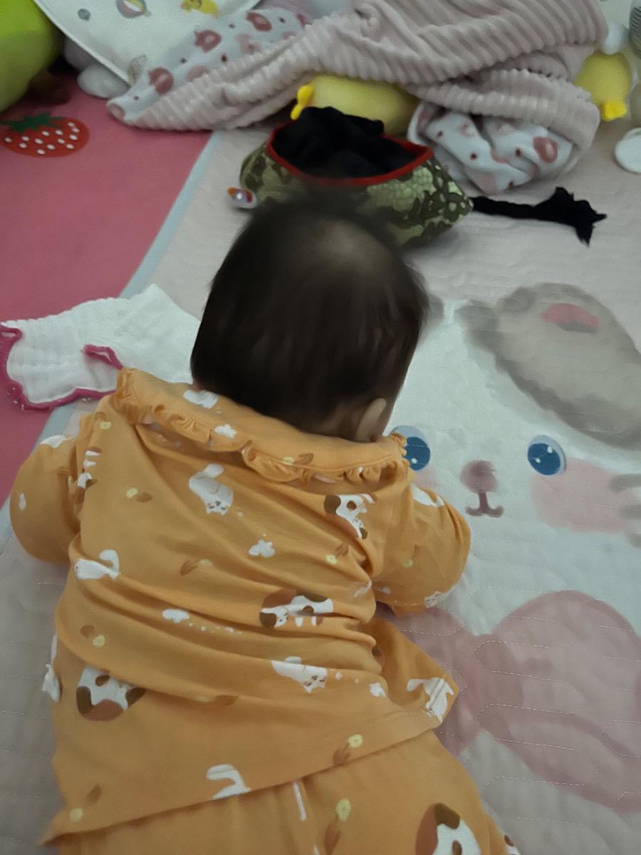 Bé mình hơi bị nghiêng đầu về một phía. Nguyên nhân do đâu vậy ạ? Và làm cách nào để cải thiện điều này? 
Mình cảm ơn