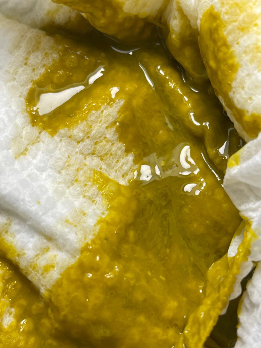 Chào bạn,
4 hôm nay ngày bé ị 1-2 lần, có ngày ko ị. Sáng nay phân bé như hình. Ko biết bé có bị gì ko? 
Bé ăn ngoan, ngủ ngoan, ko quấy khóc. Tối ngủ hay bị nghẹt mũi và mình hay rửa mũi bé 1-2 lần/ ngày và hút mũi mỗi khi bé có gỉ mũi or khò khè( bé ko có chảy nước mũi) => có ảnh hưởng gì đến mũi bé không?
Tks bạn