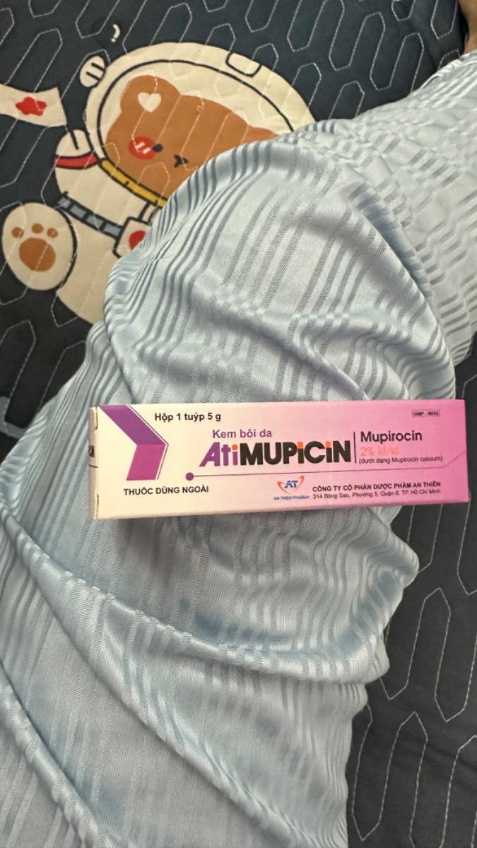 Rốn bé nhà mình rụng sớm, 3 ngày sau sinh đã rụng rồi, chắc do cọ bỉm vào. Sau đấy mấy hôm, rốn e bị rỉ máu ra. Bme có đưa e đi khám ngoại thì ko phát hiện gì, khám nội bảo hơi nhiễm trùng. Có cho e uống thuốc và vệ sinh mà nay vẫn thấy bị rỉ máu. Lại đưa e đi khám thì bsi bảo đây là bình thường, vệ sinh sạch sẽ là sẽ khỏi. Cho e thuốc bôi atimupicin 5g. Mẹ không biết phải làm ntn nữa. Thương bé con quá chừng! E ngủ thì hay vặn vẹo, ọ ẹ. Mẹ thương e, mà mẹ mệt, không bế e suốt được. Không biết e có sao không? Mẹ mong e lớn khoẻ từng ngày!