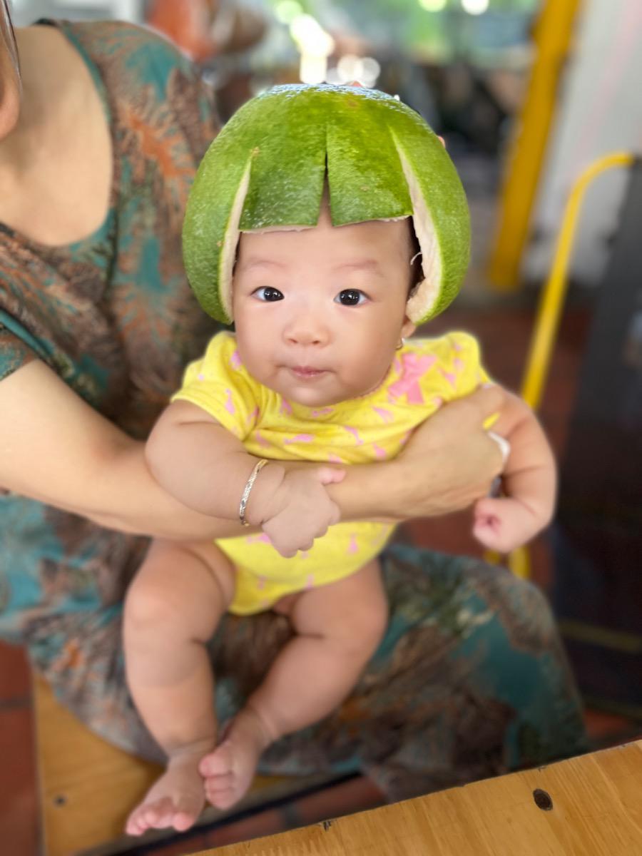 Sữa mẹ có sữa đầu và sữa cuối , sữa đầu tiết ra trong 10p đầu tiên. Bé của mình trước đây một cữ bú tầm 15p cho mỗi bên nhưng gần đây bé ti mỗi bên chỉ tầm 5-7p không chịu ti tiếp, ngậm nhả liên tục có khi thì ngửa đầu ra luôn nhất quyết ko bú nữa phải đổi bên cho bé , đổi sang bên khác thì bé ti tiếp ngon lành cũng 5-7p rồi xong. Có phải bé lên 4th sẽ bú tốt hơn nên thời gian ngắn hơn ko ạ? Hay bé đang bú ít đi ạ? Bú như vậy thì liệu có nhận được sữa cuối ko ạ ? Hiện bé vẫn theo E4 tốt 2 tiếng ăn chơi 2 tiếng ngủ ko ăn vặt ngủ vặt ạ