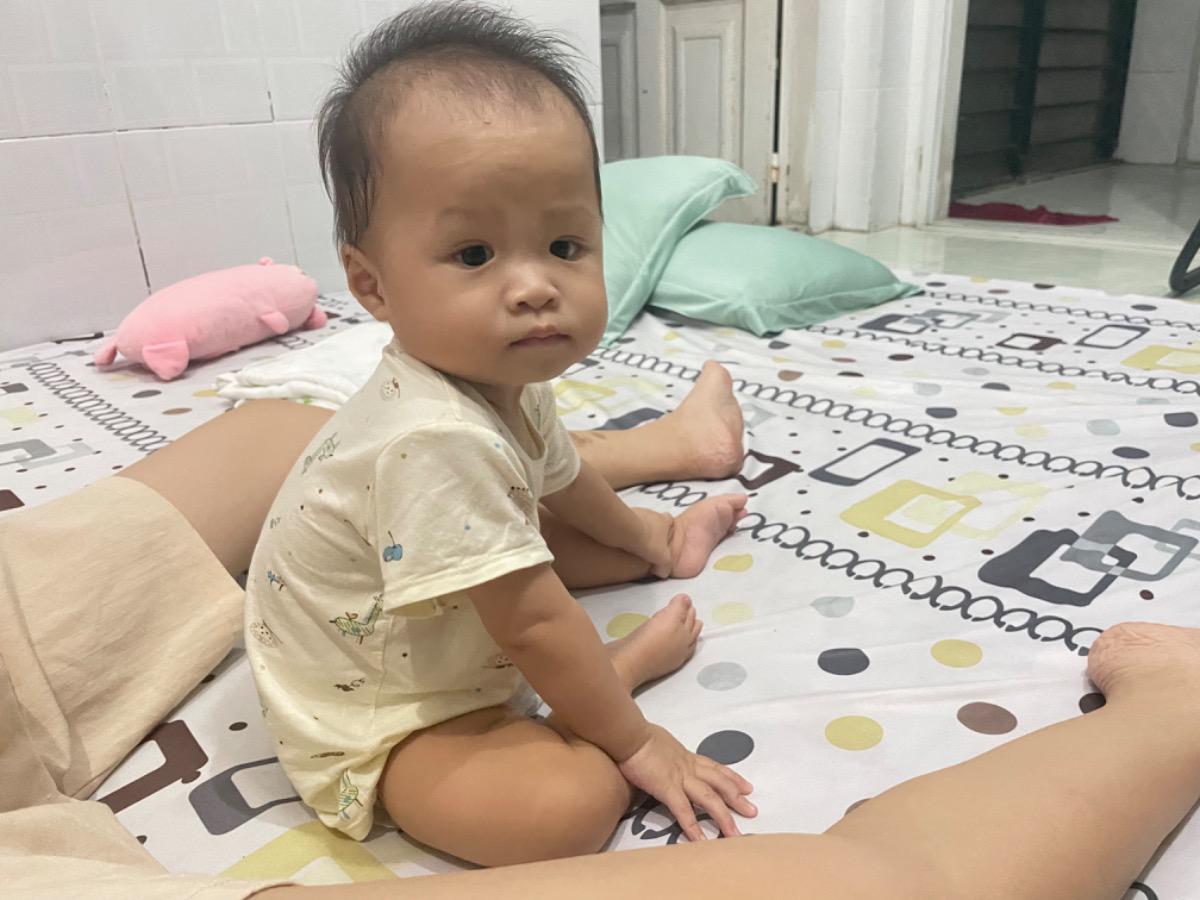 Cho e hỏi bé nhà e hiện ngồi vậy có phải là lưng cong k ạ hay là những đứa trẻ thường ngồi vậy. E cảm ơn ạ
