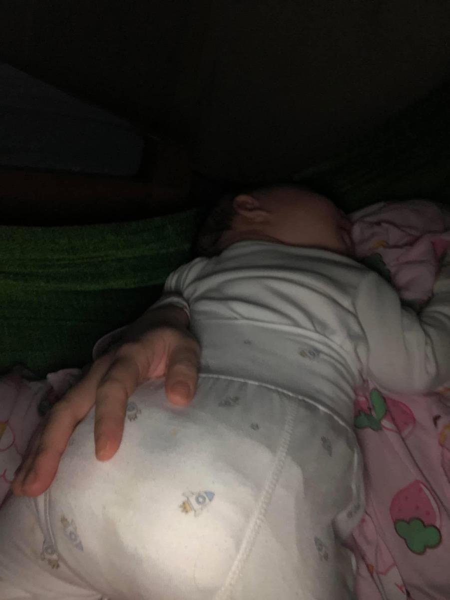 Nhờ a/c giúo đỡ tư vấn e ạ! E stress quá
Bé nhà em hơn 1 tháng bị ốm quấy khóc. E mang võng. 2 mẹ con nằm trên võng ngủ. Hiện con đã 3 tháng 23 ngày không chịu nằm giường ngủ. Kiểu bện hơi mẹ bé mới ngủ. Đặt giường là khóc
Vấn đề thứ 2 gần đi ngủ con bú mới ngủ. E bé hay ti vặt giấc ban đêm và khó ngủ lại. Một đêm em phải 2-3 làn dỗ đưa ra võng cho ngủ say mới đặt gối đầu tay mẹ lên giường ngủ lại. E stress quá, anh chị tư vấn giúp e cách rèn cho con nằm lại giường để ngủ. Và không phụ thuộc ti mẹ khi ngủ. Giảm ti vặt trong giấc ngủ ạ! Em cám ơn ạ!