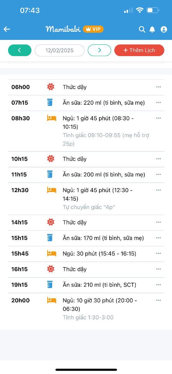 Chào tư vấn viên,
Bé nhà mình 5m18d, dạo này bé hay tỉnh giấc đêm lúc 12h 1h sáng và mãi đến 2-3h mới ngủ lại được (có hỗ trợ từ ba mẹ). Trước đây bé tự chuyển giấc đêm tốt nhưng 4-5 bữa nay bỗng xuất hiện tình trạng trên. Không biết lịch sinh hoạt của bé có làm ảnh hưởng đến tình trạng này hay không? Buổi sáng bé tự ngủ khá tốt nhưng có vài đêm dù rất buồn ngủ nhưng lại khó vào giấc. Hỗ trợ mãi tận 30-45p bé mới vào giấc được dù thời gian thức trước khi ngủ đêm là 3 tiếng.