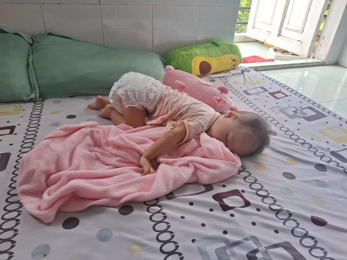 Chào Mamibabi. Cho hỏi em bé ngủ nằm úp và chổng mông lên trời có sao k ạ?