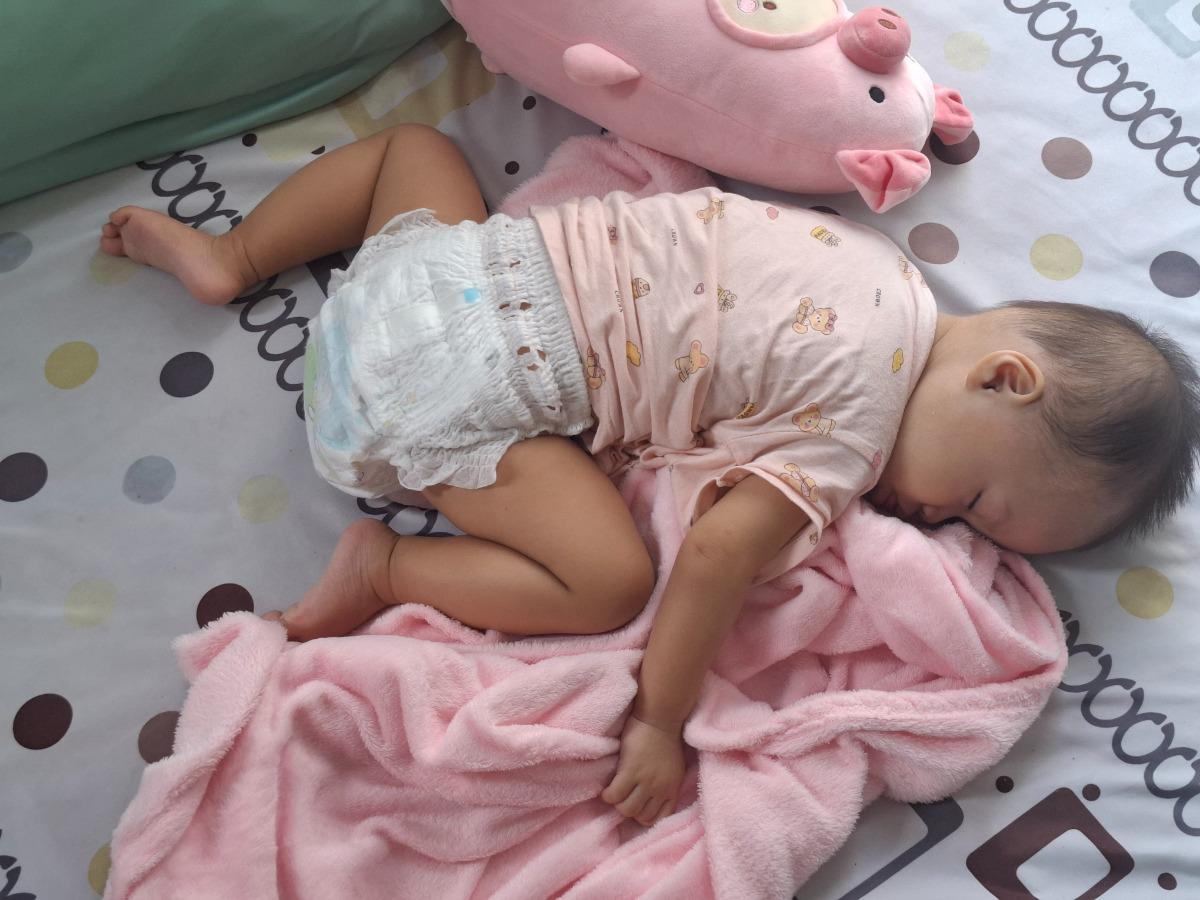 Chào Mamibabi. Cho hỏi em bé ngủ nằm úp và chổng mông lên trời có sao k ạ?