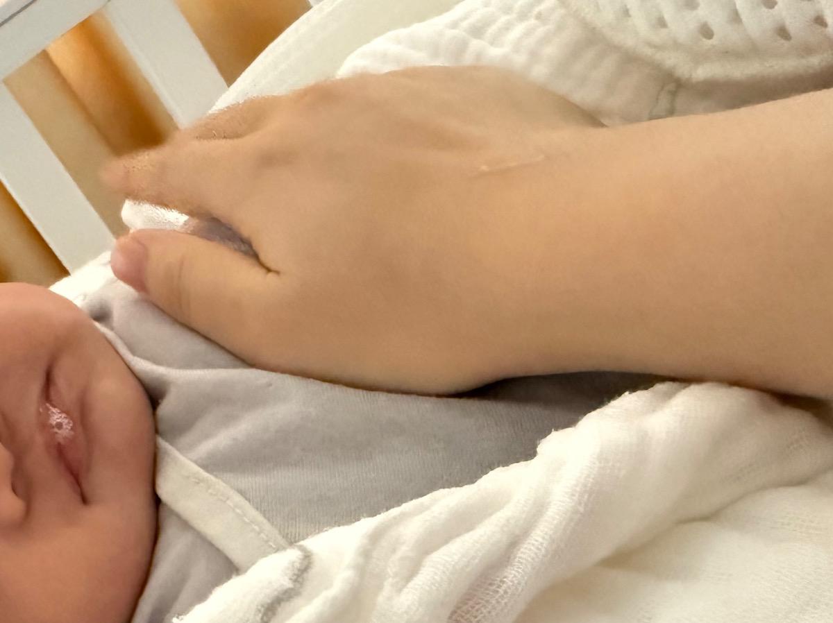 Em bé nhà mình 2 tháng tuổi, dạo gần đây hay có bọt nước bọt ở miệng, và có chảy nước miếng ra ngoài nữa thì có bình thường không ạ?
Mình cám ơn