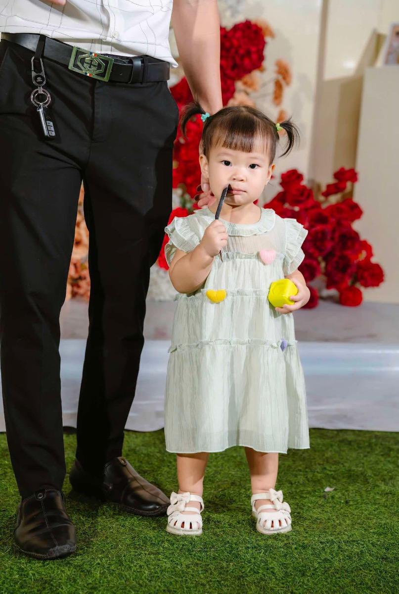 Bé nhà em gần 22m, hiện chưa cay sữa mẹ. Em xin tư vấn lịch sinh hoạt cho bé ạ.