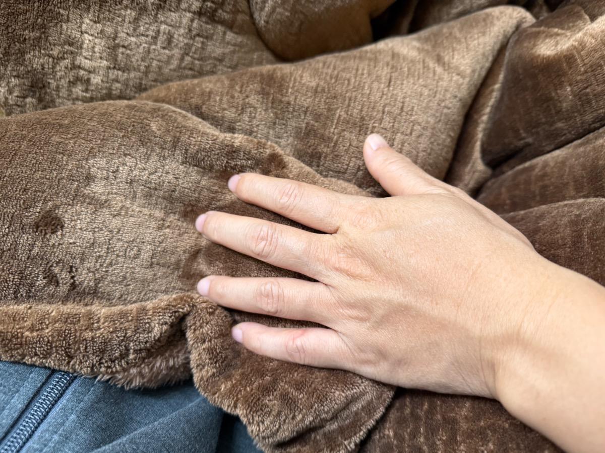 Tôi 41 tuổi con thứ 3, tuần 38 bị tê các đầu ngón tay ngày càng nặng. Nắm tay đau các khớp ngón tay