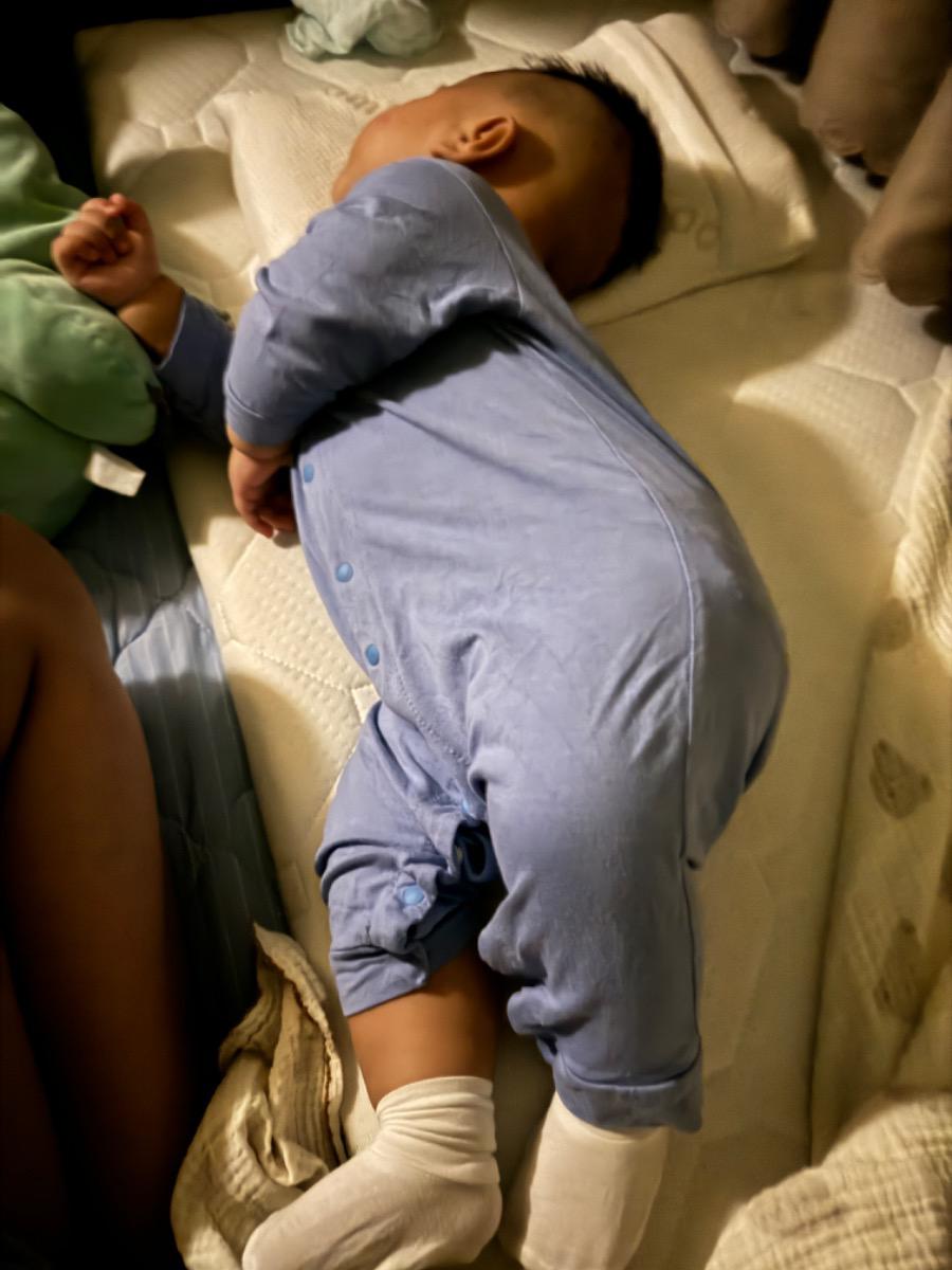 bé nhà mình ngũ hay khóc đêm nhưng vẫn nhắm mắt bên cạnh đó đang ngũ thì lật mình cản lại có làm ảnh hưởng sự phát triển của con không ? bé chỉ thích nằm nghiêng ngữa cổ như hình e lo quá chỉnh lại thì 1s sau vẫn y chang e sợ bé bị hư cột sống ? mình tư vấn e với