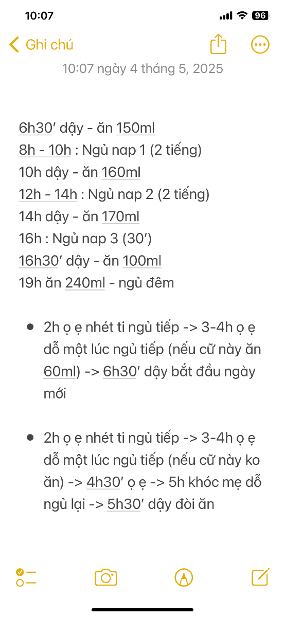 Chào các bạn ! Bé nhà mình hiện đang 4th24n, ban ngày bé bú 5 cữ trung bình khoảng 140-170ml/cữ. Cữ gần cuối trước ngủ mình chỉ cho ăn 100ml (16h30’) để cữ bú trước ngủ ăn 240ml (19h). Bé giờ chỉ ăn 1 cữ đêm khoảng 3-4h sáng, gần đây có hôm bé ngủ xuyên-bỏ cữ đêm nhưng cần mẹ hỗ trợ ti giả và bế dỗ. Hôm nào mẹ cho bé ăn cữ 3-4h thì bé sẽ ngủ một mạch tới 7h dậy, nhưng hôm nào không được bú cữ 3-4h thì bé sẽ dậy nhiều lần từ 4h-6h sáng (trung bình cứ 30-45’ bé sẽ dậy quấy). Vậy mình có nên cho bé bú cữ 3-4h tiếp không hay cho bú dreamfeed khoảng 22-23h và cắt cữ 3-4h?