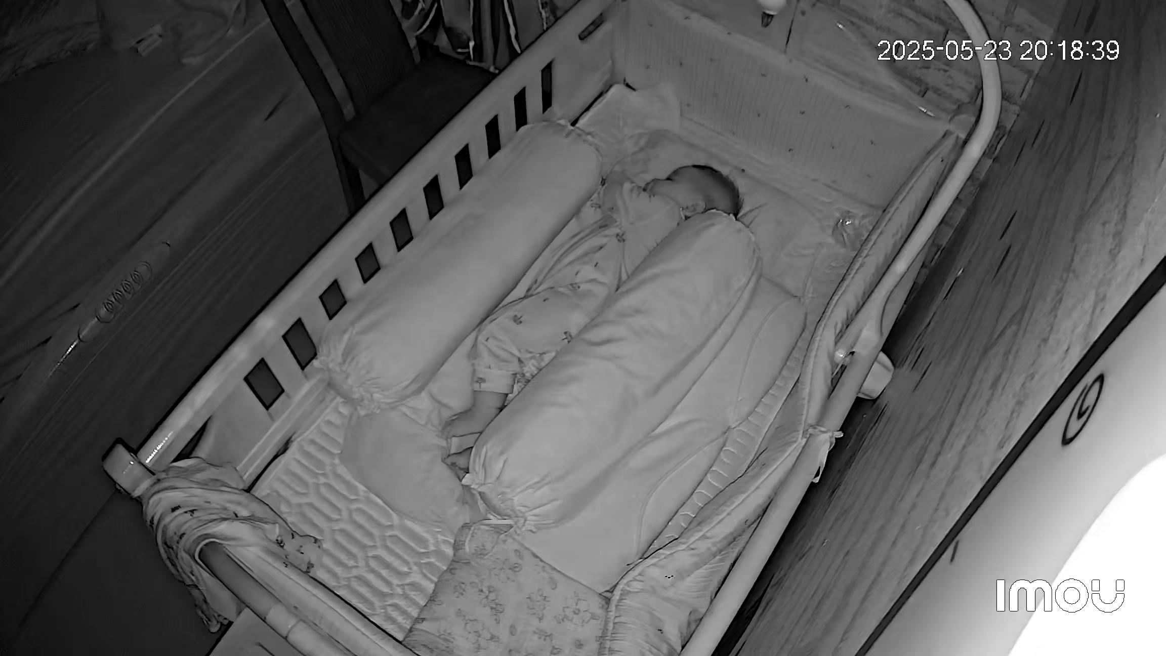 Mmbb cho mình hỏi, bé nhà mình trong ww đã hơn 2 tuần chưa hết, ngày nào cữ chiều cũng quấy, khóc, la hét đòi ẵm đi (nằm lật cũng k chịu) ban đêm khó vào giấc (bế vỗ, ti giả, đủ kiểu) ngủ trên tay mẹ, lâu lâu hé mắt xem mẹ có đặt xuống k, từ lúc buồn ngủ cho đến ngủ tận 1-2 tiếng, mẹ bế lên đặt xuống k biết bao nhiêu lần. Mình k biết bé có vấn đề gì k, vì trc đó chỉ cần vỗ về, đặt xuống gắn ti là ngủ. Hiện giờ bé phải nằm nghiêng mới ngủ dc thì có sao nguy hiểm k ạ? Để bé nghiêng bên nào và bao lâu có thể để ngửa lại ạ? Mình để hình bé nghiêng phía dưới ạ