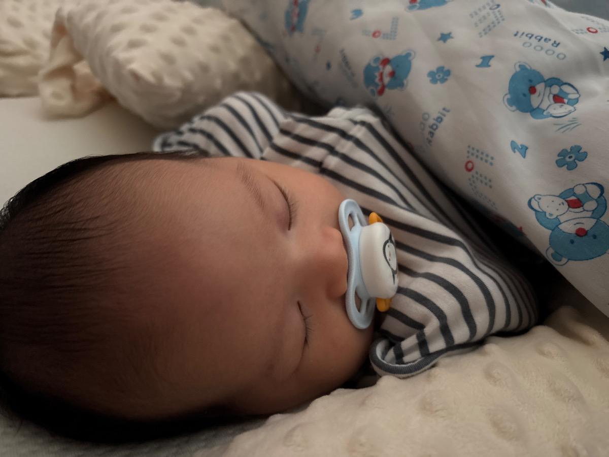 Bé mình nay tròn 5 tuần tuổi, bé được dùng ti giả từ 3.5 tuần để vào giấc. Trước giờ khi ngủ sâu bé đều nhà ti ra và tự ngủ được, nhưng nay bé có khi nhai ti suốt 1 giấc ngủ ngày và đầu giấc đêm, rớt ti ra hoặc giật mình không thấy ti là khóc. Điều này ảnh hưởng đến giấc ngủ, 15-20’ là bé tỉnh dậy đòi ti. Mình phải làm sao để bé khoing như vậy nữa?