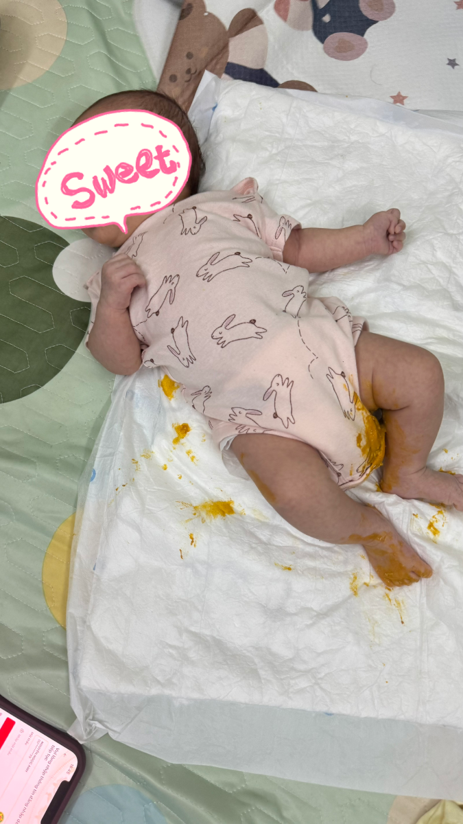 Sol nhà e 3 ngày k ị. Sau đó thì e có massage bụng cho ị thì ị được 1 bãi to dã man to. Bãi này thì không còn hoa cà hoa cải như trước nữa mà nó chuyển sang vàng sệt như đất sét nhão. Xong từ lúc ị xong cứ ăn tợp tợp (cả ti bình hoặc ti mẹ đều ăn được 2/3 so với trước kia) xong cáu loạn lên. Cả ngày cả đêm cứ ăn 1 tý xong là khóc thét luôn ý. Không thể nào dỗ được. Mẹ bắt buộc phải bế dỗ cho ngủ. Ru cho ngủ được thì 2 tiếng sau lại đòi ăn. Cả ngày cả đêm đều trong trạng thái đó nên mẹ rất mệt mỏi vì ăn thì vặt mà lại quấy.
Bạn ý sinh 38w6d nên hiện tại tính ra đang 5w (wonder week) phải khôngạ