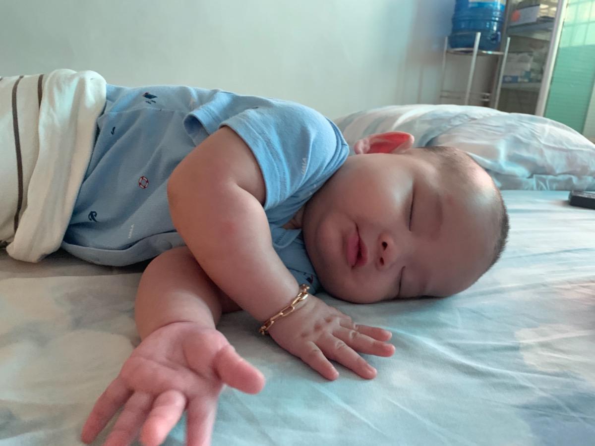 Bé của mình bắt đầu ngủ nghiêng từ khi em hơn 5 tháng tuổi, xin hỏi có gây ảnh hưởng đến sức khoẻ của bé hay không?