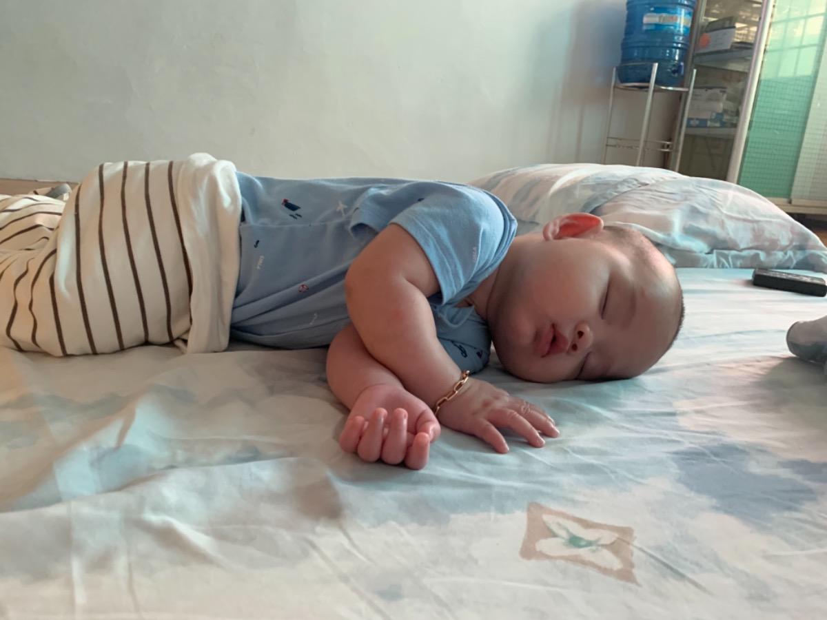 Bé của mình bắt đầu ngủ nghiêng từ khi em hơn 5 tháng tuổi, xin hỏi có gây ảnh hưởng đến sức khoẻ của bé hay không?