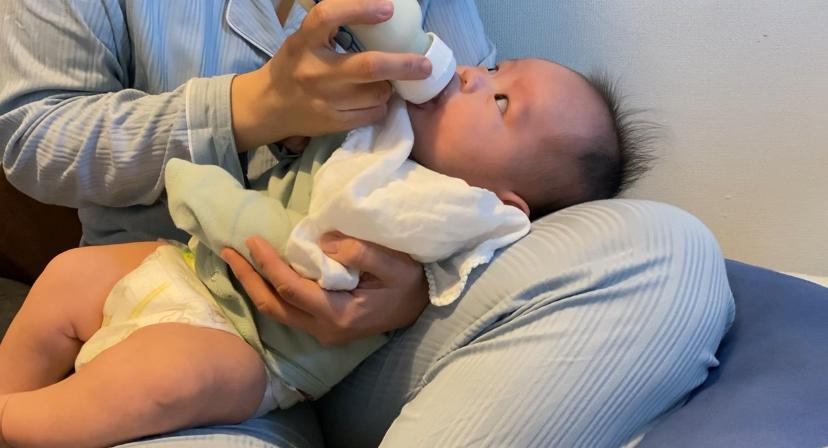Bé vào giấc tạm được nhưng dễ tỉnh, mẹ cần ngồi kế bên vỗ liên tục và lúc gắt sẽ đưa ti giả, ti giả rớt bé sẽ thức nên cứ phải canh, vậy có làm cho bé bị lệ thuộc ko? 
Tối bé mặc nhộng, ngày thì mấy hôm bé muốn mút tay nên ko mặc, có sao ko ạ? 
Một cữ ngủ mà bé ngủ 20-30p tỉnh, vẫn nằm và mẹ dỗ nhưng 1h sau mới ngủ thì có nên ko? Dỗ đôi khi ngủ lại, có lúc ko. Nếu cho thức luôn thì bị cữ sau bú là buồn ngủ, phải làm sao?
Bé bú bình cứ bị kêu tặc tặc và rướn người, có vẻ núm số 1 chậm, nhưng số 2 bé bị sặc ( bình dr brown cổ hẹp) dẫn đến bú ko hiệu quả, cần làm sao ạ
