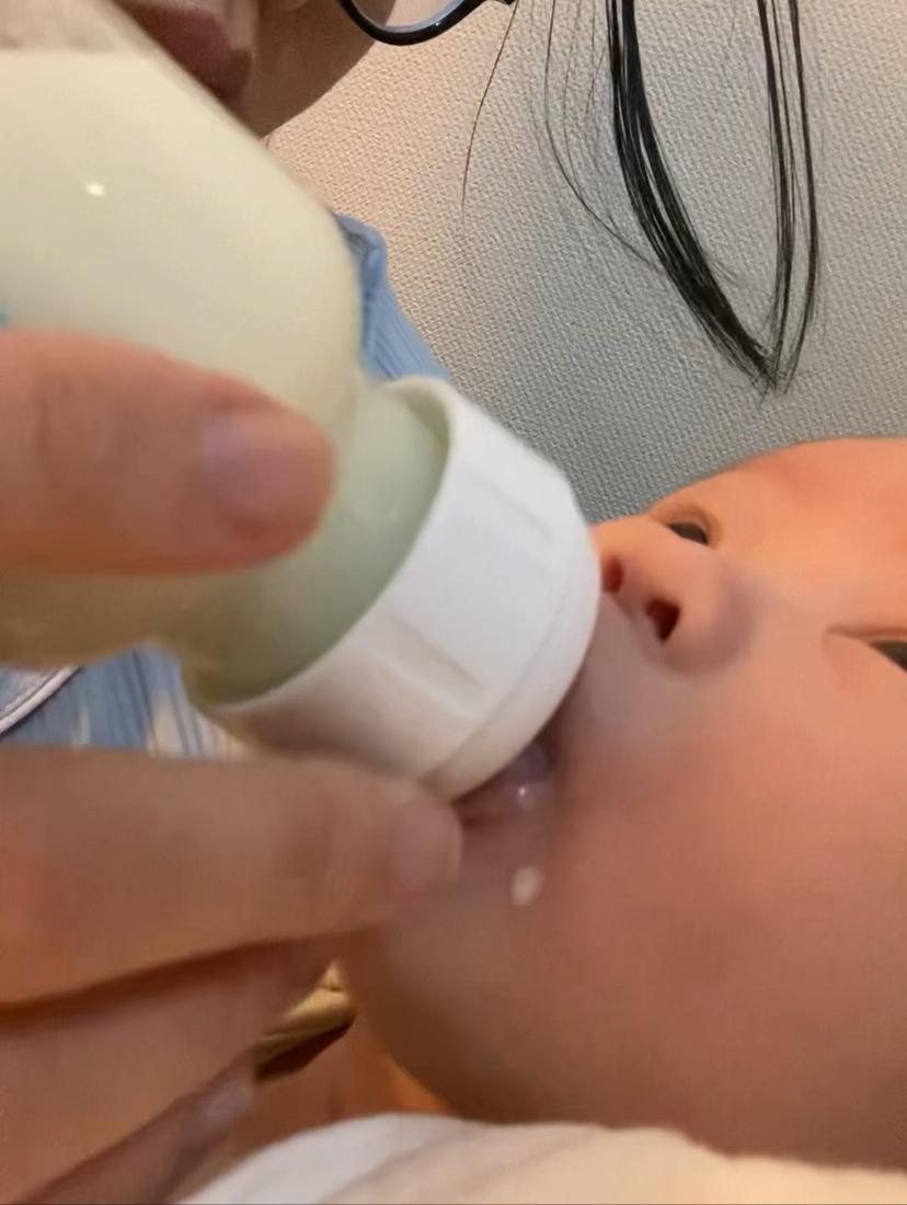 Bé vào giấc tạm được nhưng dễ tỉnh, mẹ cần ngồi kế bên vỗ liên tục và lúc gắt sẽ đưa ti giả, ti giả rớt bé sẽ thức nên cứ phải canh, vậy có làm cho bé bị lệ thuộc ko? 
Tối bé mặc nhộng, ngày thì mấy hôm bé muốn mút tay nên ko mặc, có sao ko ạ? 
Một cữ ngủ mà bé ngủ 20-30p tỉnh, vẫn nằm và mẹ dỗ nhưng 1h sau mới ngủ thì có nên ko? Dỗ đôi khi ngủ lại, có lúc ko. Nếu cho thức luôn thì bị cữ sau bú là buồn ngủ, phải làm sao?
Bé bú bình cứ bị kêu tặc tặc và rướn người, có vẻ núm số 1 chậm, nhưng số 2 bé bị sặc ( bình dr brown cổ hẹp) dẫn đến bú ko hiệu quả, cần làm sao ạ