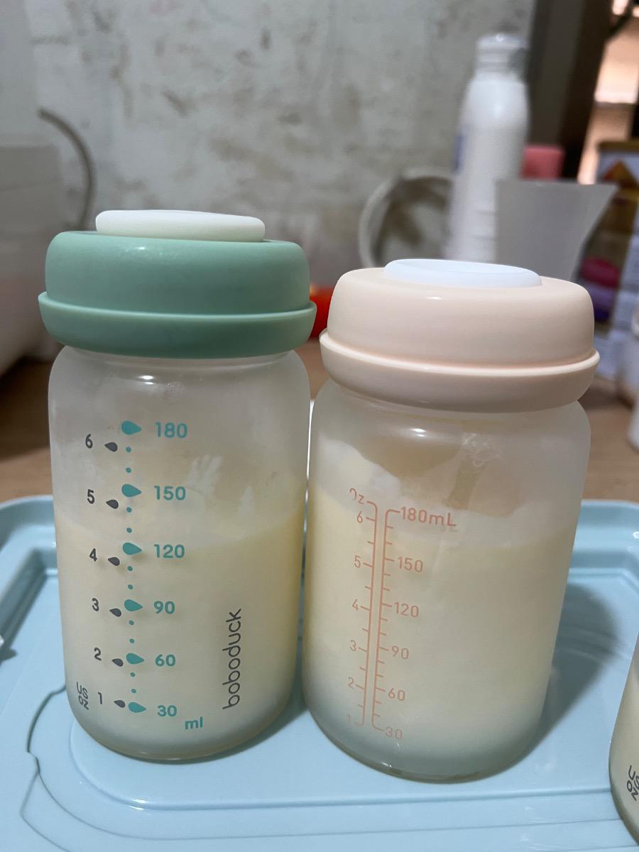 Chuyên gia của Mamibabi tư vấn giúp e ạ
Bé nhà e hôm nay được 2.5 tháng hôm nay cân được 4.8kg em thấy bé bị chậm tăng cân.
NB con được 3.1kg tháng đầu tăng được 1kg, tháng thứ 2 tăng được 600g.
Bé bú sữa mẹ hoàn toàn và bú trực tiếp. 1 ngày bé chỉ bú bình 1 cữ để con làm quen bình.
Bé ăn cữ 3.5h-4h/ lần ngày khoảng 6 cữ/ ngày, đêm con chỉ dậy ăn 1-2 cữ (4h-7h con mới dậy ăn 1 lần đêm)
Em cần thay đổi gì để giúp con tăng cân hơn không ạ?
Đây là sữa em vắt ra để cho con ăn bình ạ