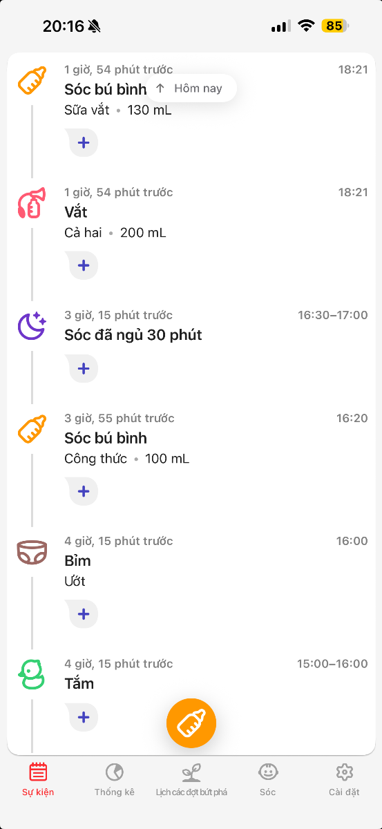 Bé nhà mình có vẻ đang vào ww12 vì bình thường bé chỉ cần hỗ trợ vỗ sau khi ngủ 1h là có thể ngủ hết cữ, nhưng sáng nay bé ngủ chập chờn 5 10p lại ngọ nguậy dụi đầu xuống đệm ko ngủ lại được, mình phải ôm vỗ cho ti giả bé mới ngủ lại, nhưng chỉ ngủ được 30p 1h ko chuyển được giấc ko ngủ lại được nữa. Giấc 2h40p trong ảnh là bé ngủ chập chờn hỗ trợ hết 1h30p đầu, 1h sau là ngủ ngon ko cần hỗ trợ gì nhưng mình chủ động gọi bé dậy. Ảnh lịch trình hôm nay, đêm hôm trước bé ngủ từ 6h30 tối đến 6h30 sáng. Bé chưa biết lẫy, chưa biết mút ngón tay, mới biết đưa cả nắm tay vào miệng liếm thôi nên mỗi 5 10p bé lại cố gắng mút tay ko chịu mút ti giả dẫn đến tỉnh ngủ. Ww8 bé cũng 5 10p lại ngọ nguậy, 30p 1h ko chuyển giấc được nhưng mình hỗ trợ bé vẫn ngủ hết cữ 2h, lần này hỗ trợ cũng ko được. Mình nên làm thế nào để bé chuyển giấc được? Nếu cữ trước bé ngủ 30p, cữ sau cho bé ngủ bù thành 3h30p được không?