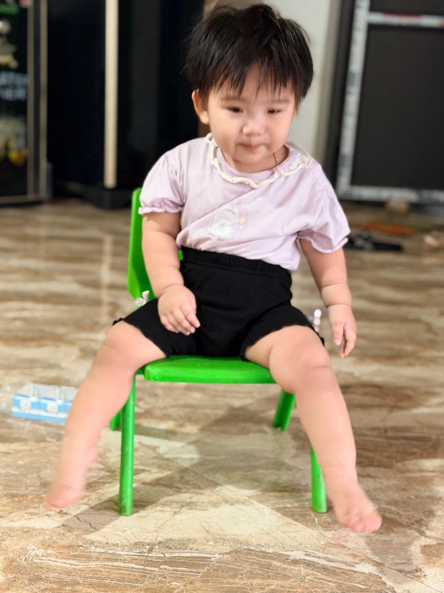 Bé nhà em 14m25d 
Cân nặng : 11,5kg
4 răng trên và 2 răng dưới
Trước 1 tuổi bé ăn rất tốt
Sau 1 tuổi bé lười ăn và chỉ muốn chơi
Sữa : 2 cữ sữa tươi mỗi cữ 110ml
Tối 180ml sữa nan nga số 2
3 tháng nay bé vẫn chững cân
Cần luyện ăn như nào và ăn thực phẩm như nào để bé phát triển chiều cao và cân nặng ạ. Em mong chuyên gia tư vấn ạ. 
Em CẢM ƠN NHIỀU Ạ