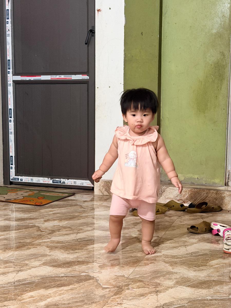 Bé nhà em 14m25d 
Cân nặng : 11,5kg
4 răng trên và 2 răng dưới
Trước 1 tuổi bé ăn rất tốt
Sau 1 tuổi bé lười ăn và chỉ muốn chơi
Sữa : 2 cữ sữa tươi mỗi cữ 110ml
Tối 180ml sữa nan nga số 2
3 tháng nay bé vẫn chững cân
Cần luyện ăn như nào và ăn thực phẩm như nào để bé phát triển chiều cao và cân nặng ạ. Em mong chuyên gia tư vấn ạ. 
Em CẢM ƠN NHIỀU Ạ